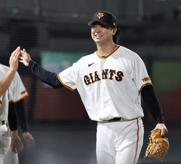 巨人 前夜の悪夢を振り払う辛勝で首位浮上 1点リードの八回は田中瑛がピンチしのいで23試合連続無失点 九回はマルティネスが汚名返上 外国人最多通算235S