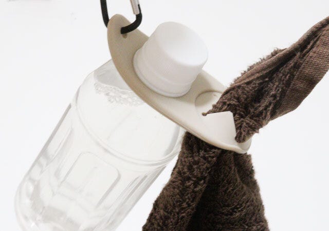 カラビナ付ボトル、タオルキーホルダー(ベージュ、黒、グリーン) 使用例 カラビナ付ボトル、タオルキーホルダー(ベージュ、黒、グリーン) 使用例