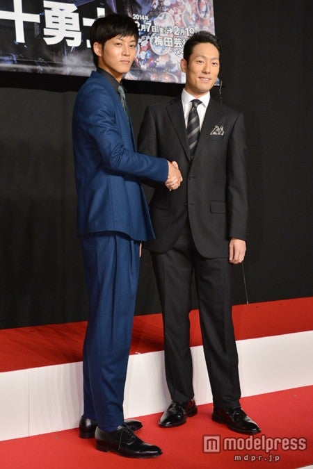 松坂桃李（左）、中村勘九郎（右）