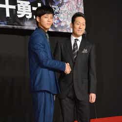 松坂桃李(左)、中村勘九郎(右)