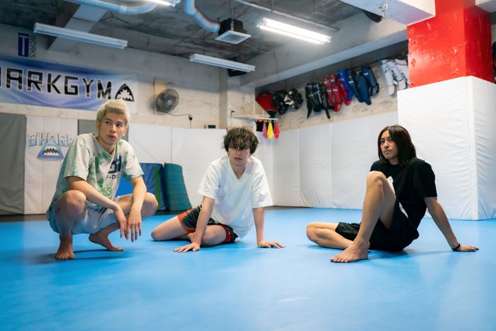 長谷川慎、木村慧人、佐野岳「レッドブルー」第3話(C)「レッドブルー」製作委員会・MBS(C)波切敦/小学館