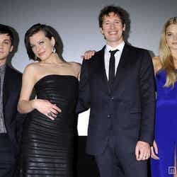 ローガン・ラーマン、ミラ・ジョヴォヴィッチ、ポールW・S・アンダーソン監督、ガブリエラ・ワイルド(初日舞台挨拶風景)