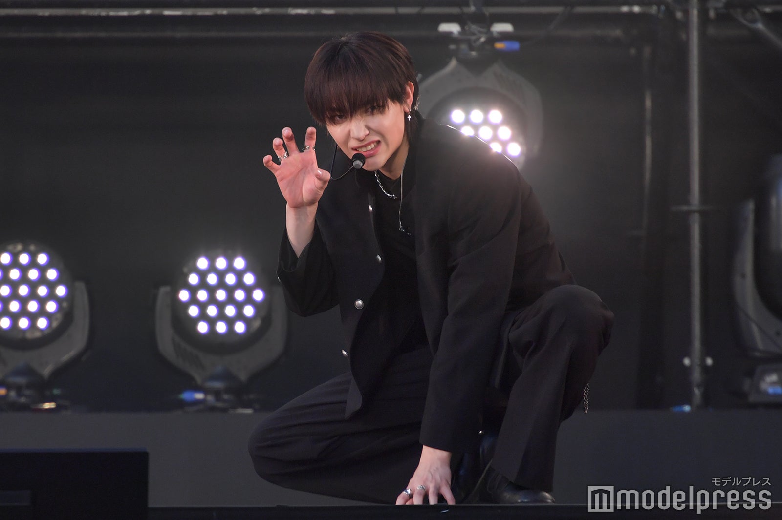 狼ポーズをするNICHOLAS／&TEAM（C）モデルプレス