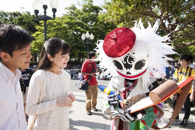 絵を描く画家のスケルトン（C）Disney