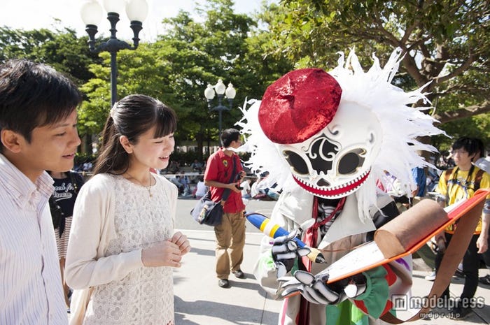 絵を描く画家のスケルトン(C)Disney