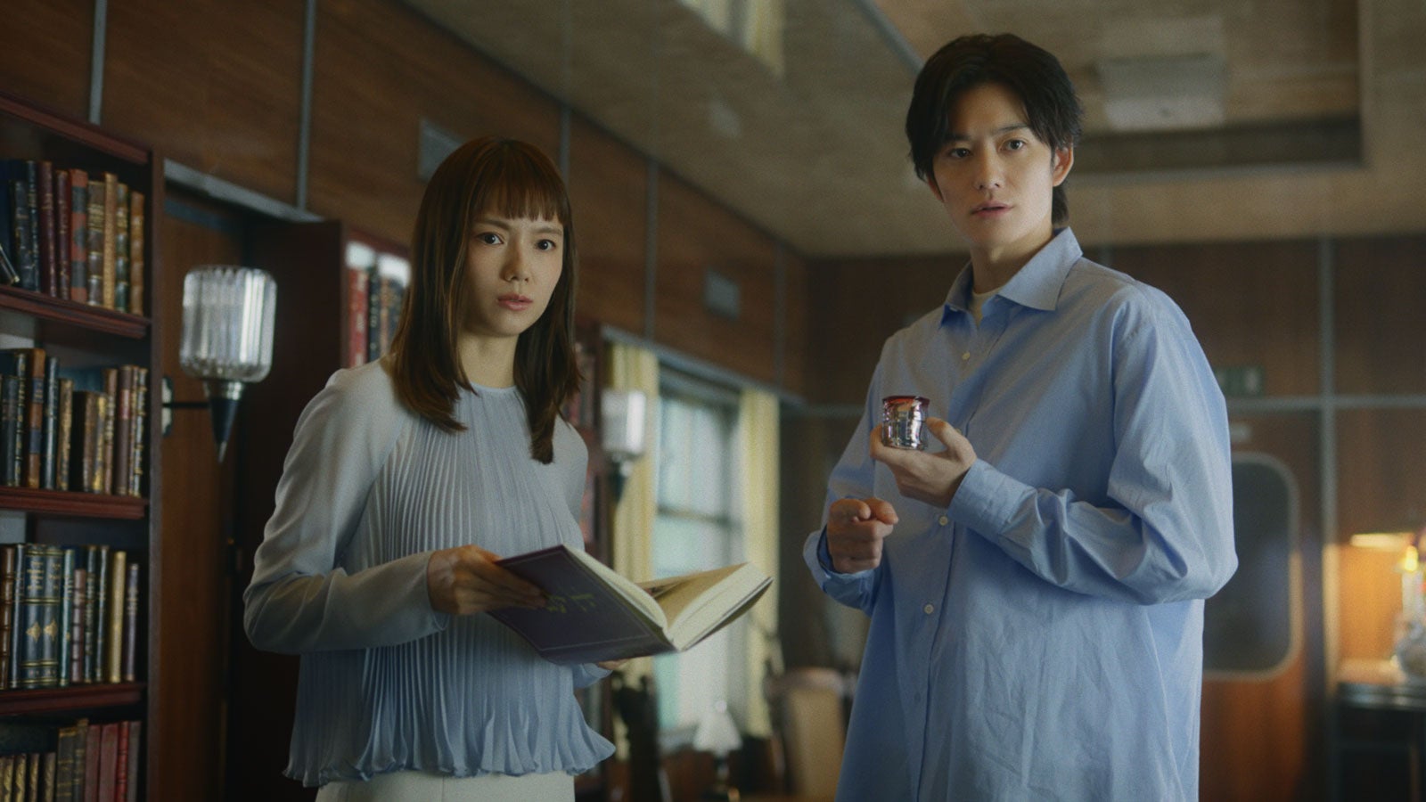 宮崎あおい、岡田将生／新テレビCM「列車のふたり セラミド」篇より（提供写真）