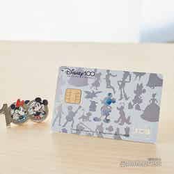 （左から）ディズニー100 オリジナルピンバッジ、ディズニー★JCBカードの限定カード「ディズニー100 スペシャルデザイン」（C）モデルプレス