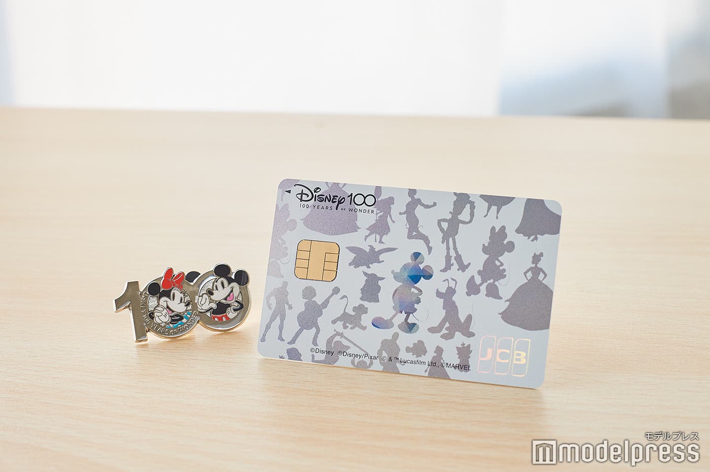 (左から)ディズニー100 オリジナルピンバッジ、ディズニー★JCBカードの限定カード「ディズニー100 スペシャルデザイン」(C)モデルプレス