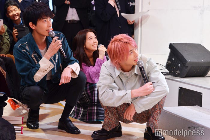 高校生カップルの壁ドンを笑顔で見守る(左から)杉野遥亮、上白石萌音、横浜流星(C)モデルプレス