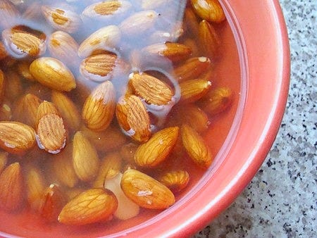 アーモンドの栄養素そのままに低カロリーで/Homemade Almond Milk by Tasha