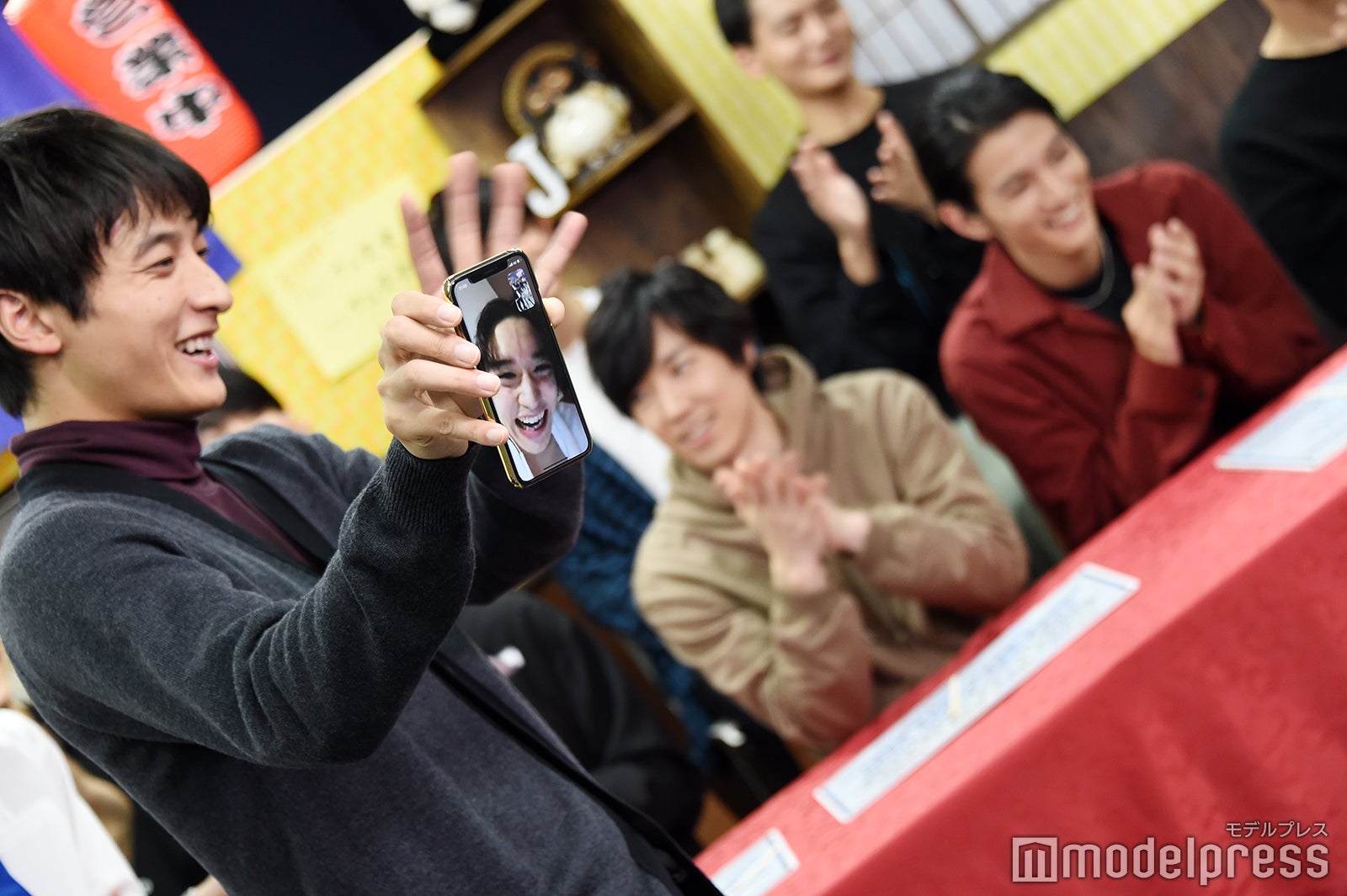 笑顔の松岡広大（C）モデルプレス