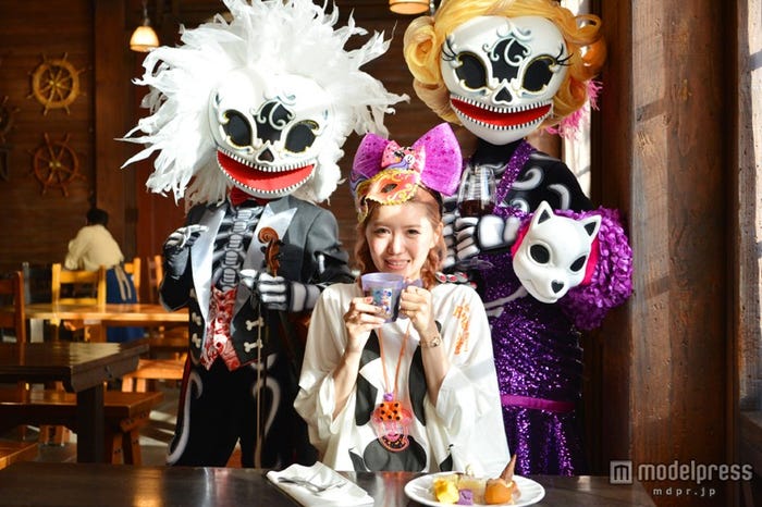 スケルトンがテーブルにやってきた!/東京ディズニーシー「セイリングデイ・ブッフェ」/モデル:河西里音