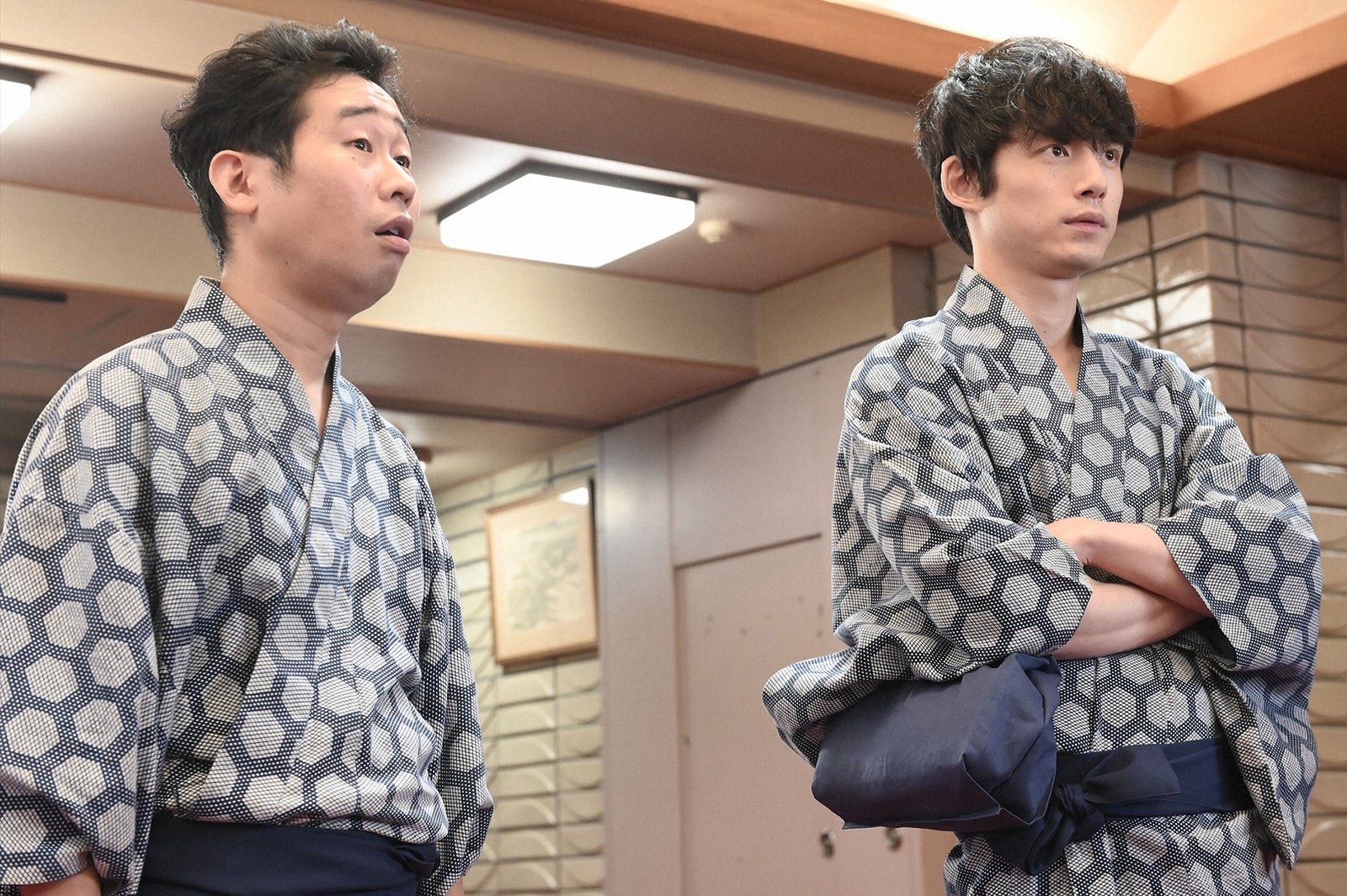 前野朋哉、坂口健太郎／「婚姻届に判を捺しただけですが」第4話より（C）TBS