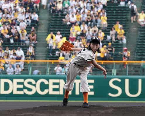 安藤サクラ、甲子園でノーバン投球 次期朝ドラ「まんぷく」仕様ユニフォームで登場