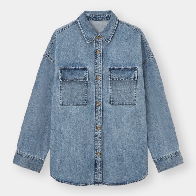 ブルーのデニムシャツ