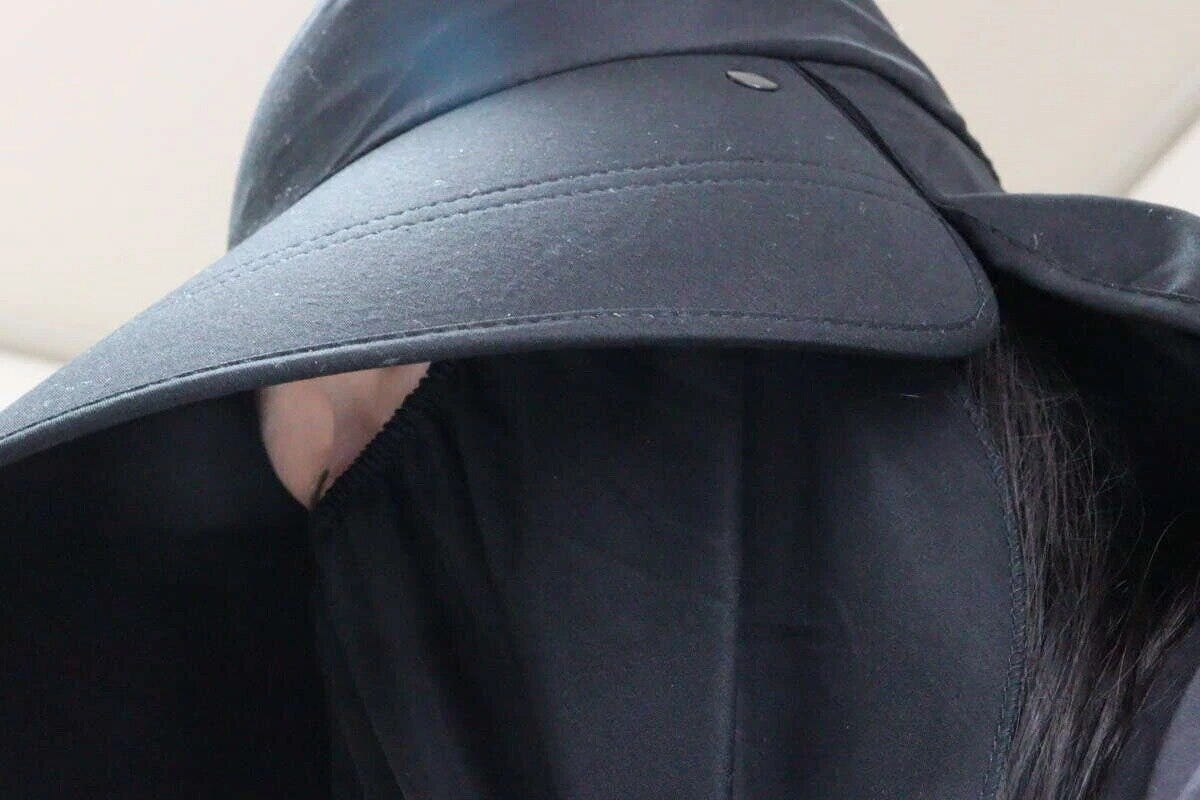 黒いUVカットハットを着用し顔周りを覆っている