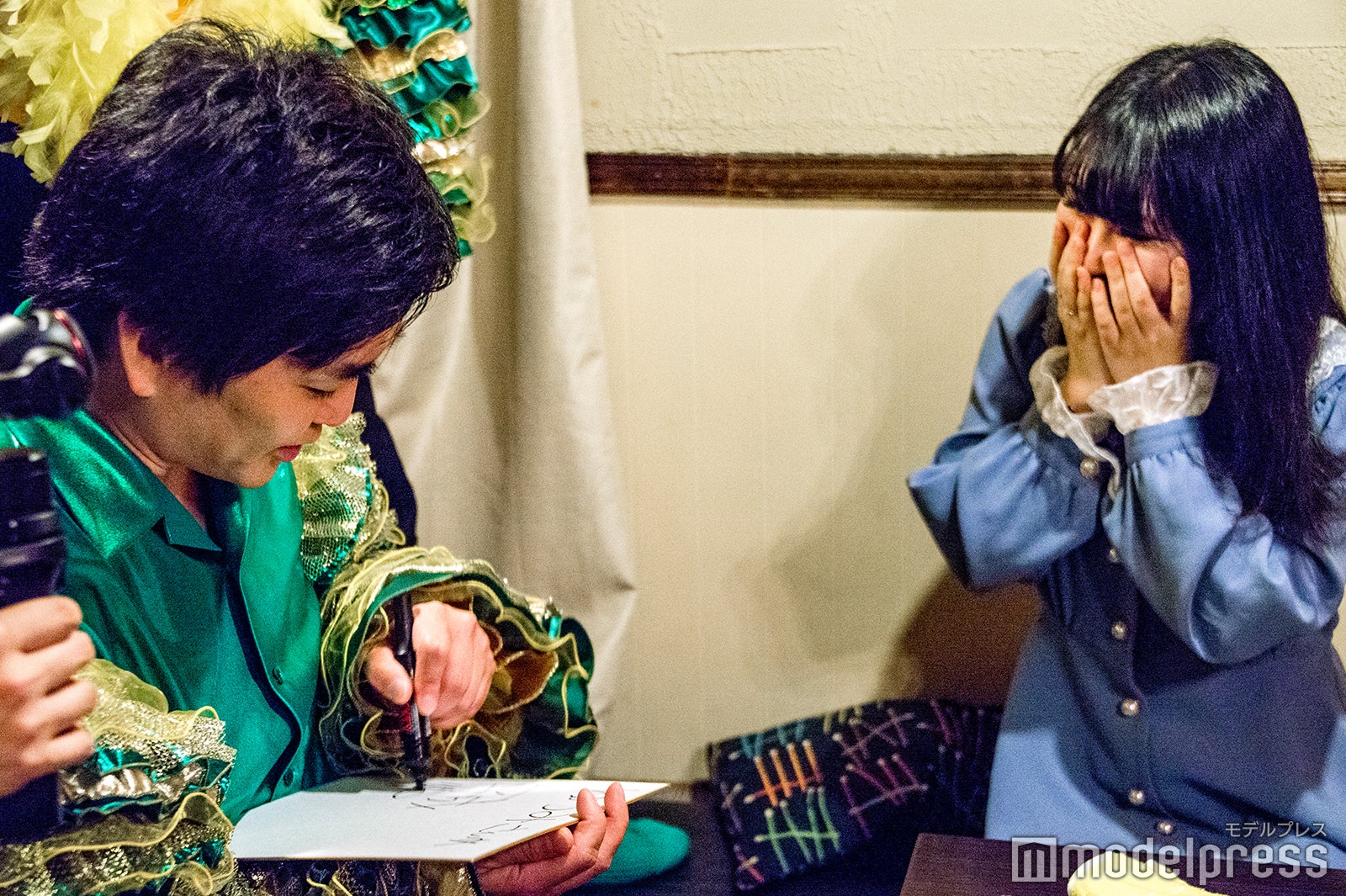 サインを貰い歓喜する当選者の女性 （C）モデルプレス