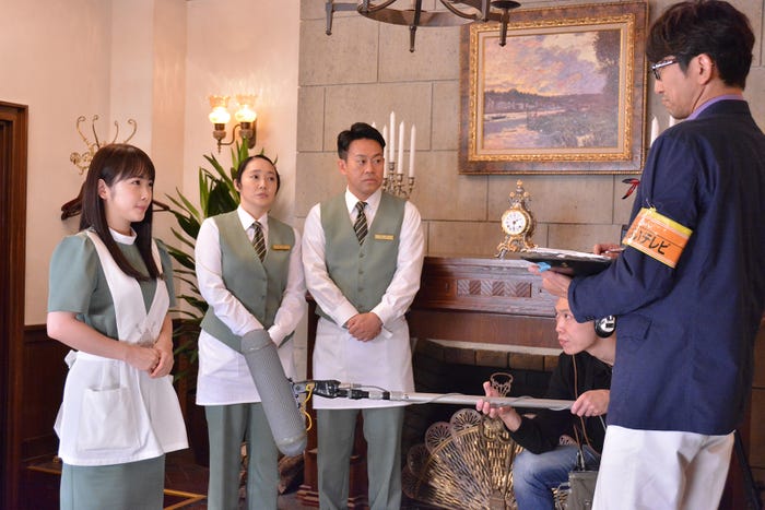 川栄李奈、西尾まり、宮川大輔/「崖っぷちホテル!」第9話より(C)日本テレビ