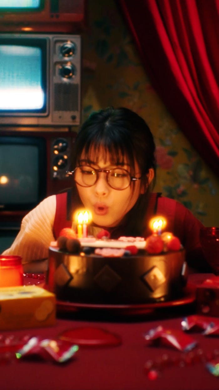 浜辺美波/新WEB動画「痛チョコ」篇より(提供写真)