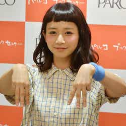ポーズを決める三戸なつめ