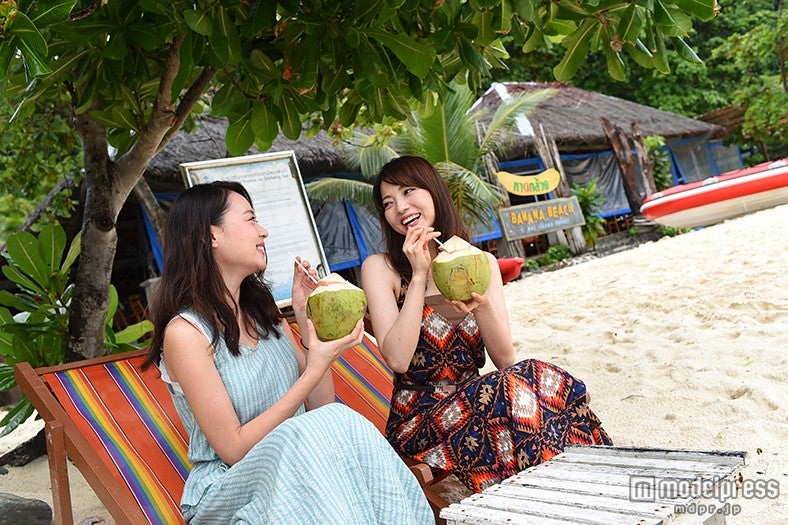 海を見ながらのココナッツジュースは格別、1つ60バーツ（約180円）／富田千穂、三好利奈