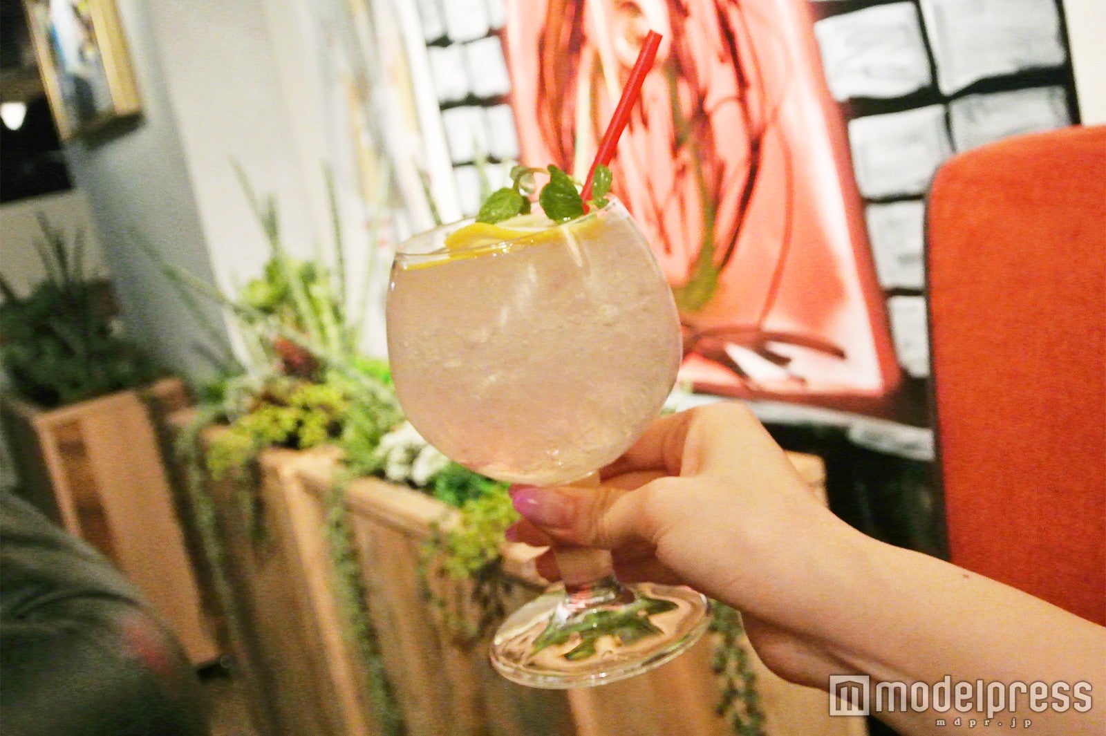 おしゃれなアートのおかげで食事写真が映える（C）モデルプレス