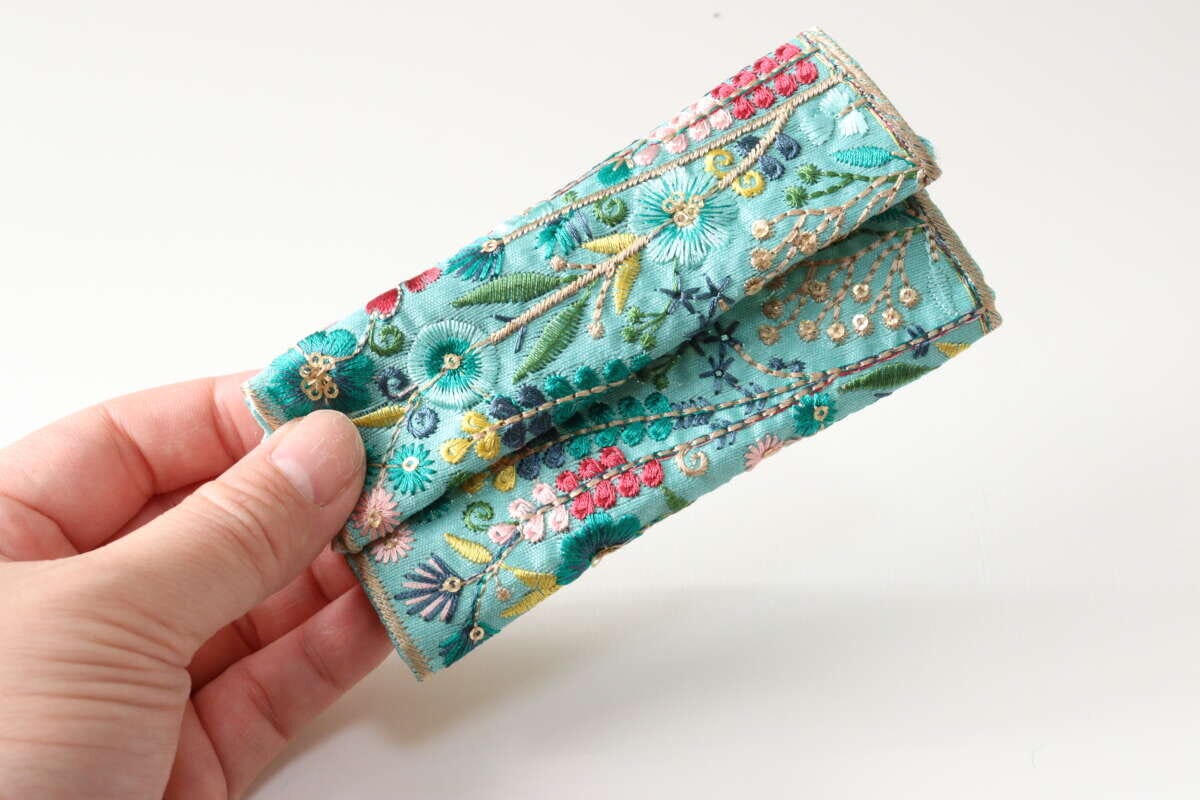 ダイソーのインド刺繍リボンで作ったポーチ