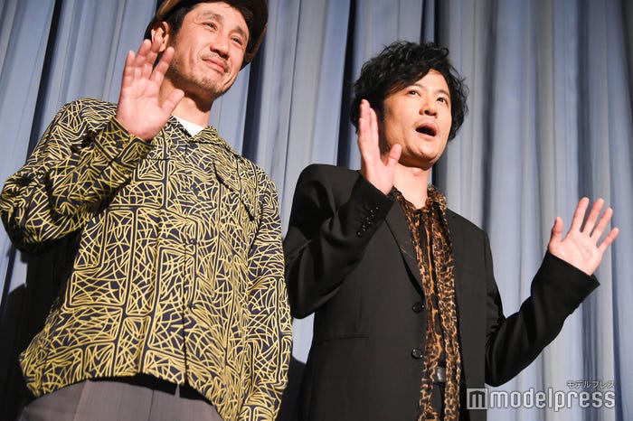 観客の撮影OKタイムで手を振る渋川清彦、稲垣吾郎 (C)モデルプレス