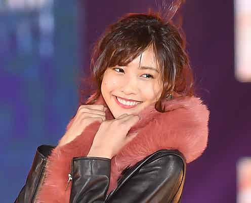 佐野ひなこ、ファーに埋もれる笑顔にキュン!<GirlsAward 2017 A/W>