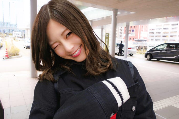 テンション高めの白石麻衣のオフショット(撮影/若月佑美)(提供写真)