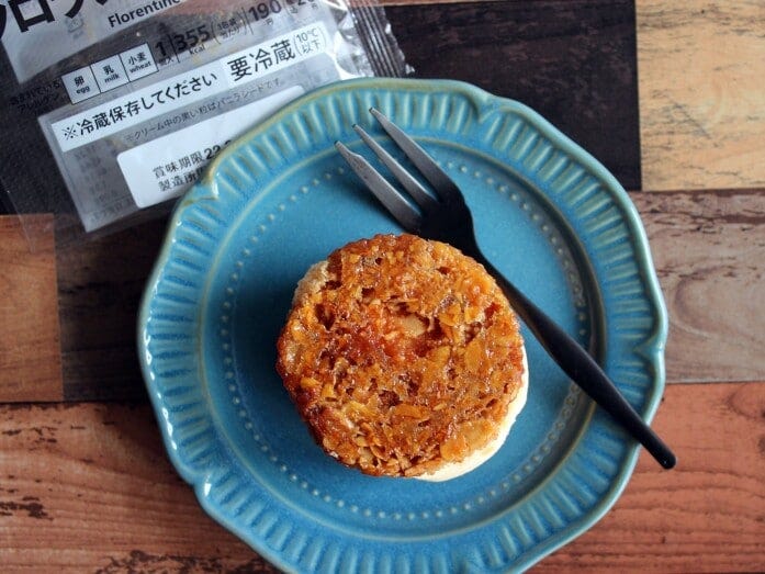 間にクリームが入ると、一気に生菓子のニュアンスに！