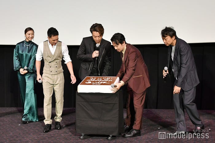 カステラを観客に見せてあげようと持ち上げる市原隼人、TAKAHIRO、岡田義徳 (C)モデルプレス