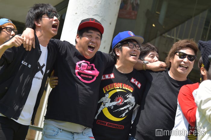 喜ぶ8.6秒バズーカーら「吉本坂46」第ニ次オーディション合格者発表に駆けつけた芸人たち (C)モデルプレス