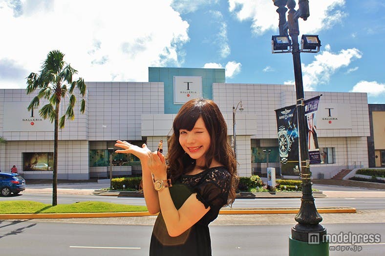 益若つばさ、メアリーと「Tギャラリア グアム by DFS」を訪れる