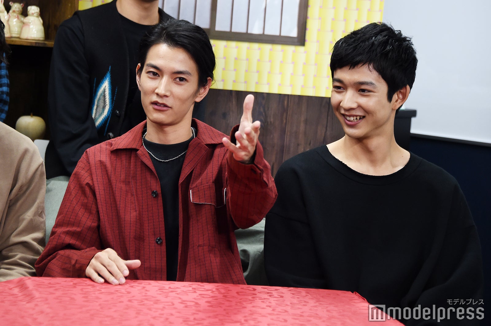 渋い雰囲気でV振りを行う渡邊圭祐、それを見守る鈴木仁（C）モデルプレス
