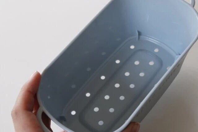 ダイソーのバスケットプランター　ブルーグレーの排水穴