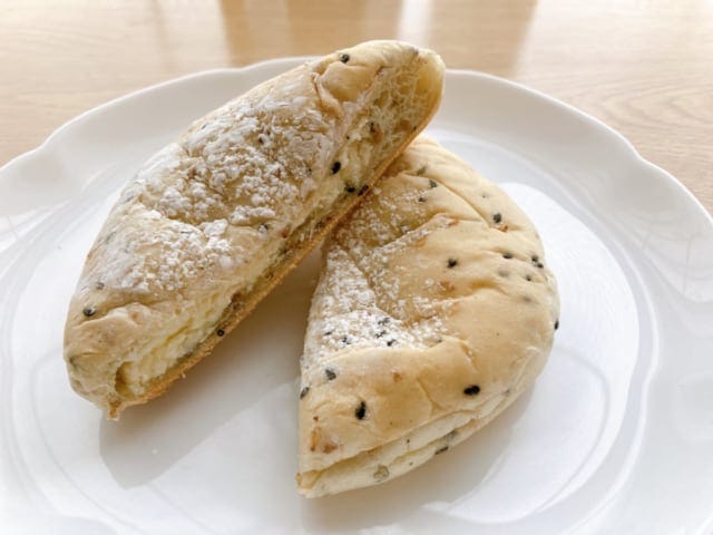 ごまとチーズクリームがマッチしたチーズのクリームパン。