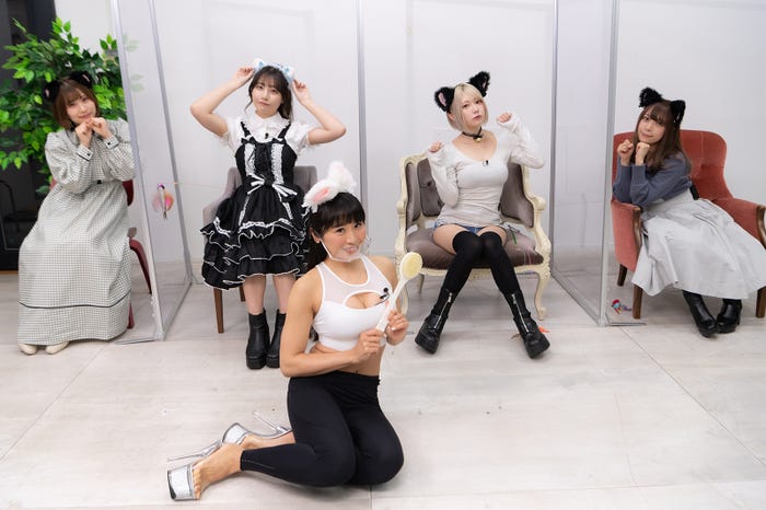 (前)KURUMI(後列)むぎちゃ、鈴木優香、篠崎こころ、宮本彩希 (C)テレビ大阪