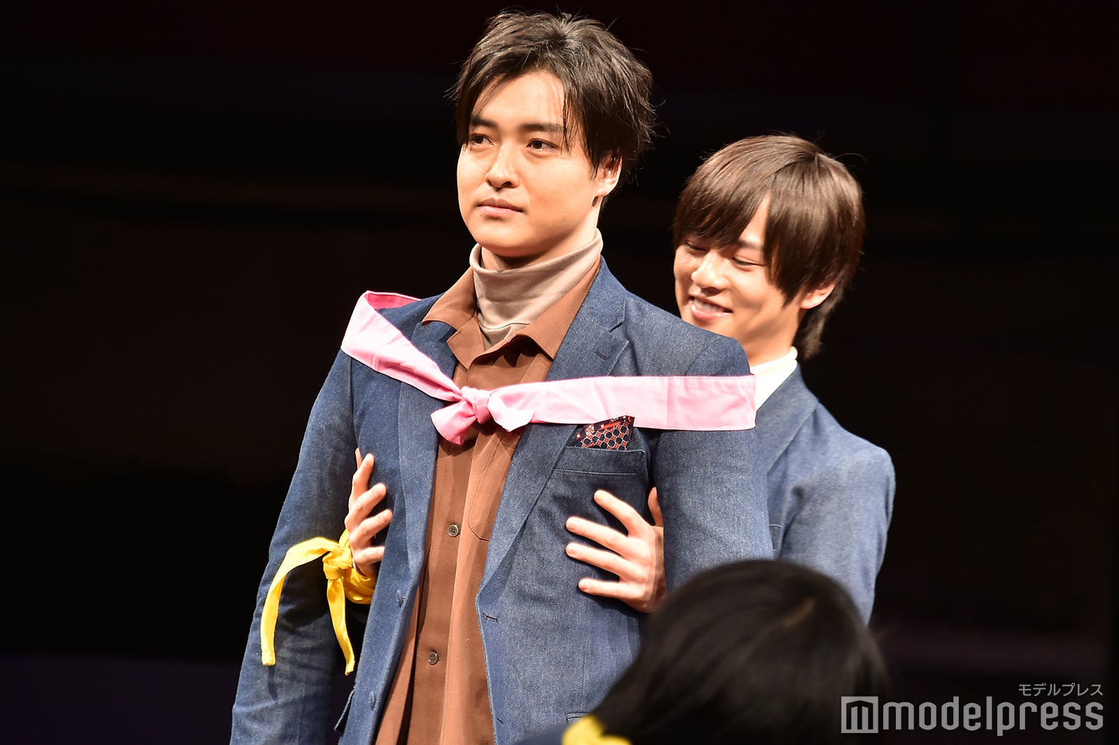 栗山航の胸囲を確かめる奥野壮／男劇団 青山表参道X「ENDLESS REPEATERS —エンドレスリピーターズ—」DVD発売記念イベント （C）モデルプレス