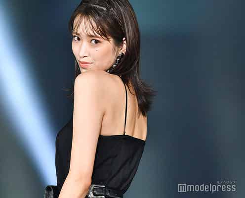 日向坂46佐々木久美、ブラックコーデで大胆肌見せ<TGC富山2019>