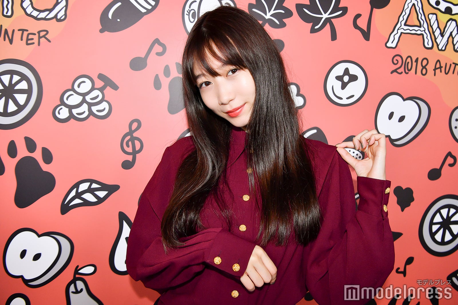 秋色のトップスがポイント／岡本夏美（C）モデルプレス