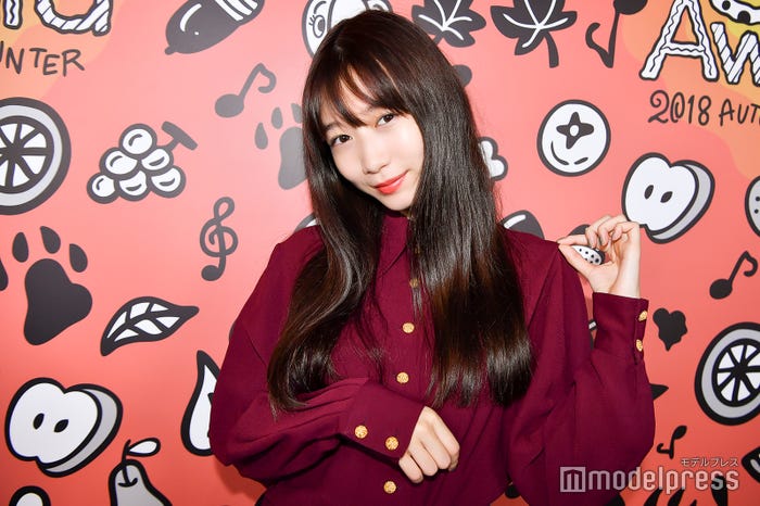 秋色のトップスがポイント/岡本夏美(C)モデルプレス