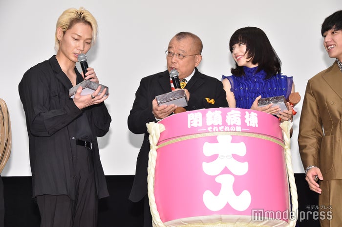 （左から）綾野剛、笑福亭鶴瓶、小松菜奈、坂東龍汰（C）モデルプレス