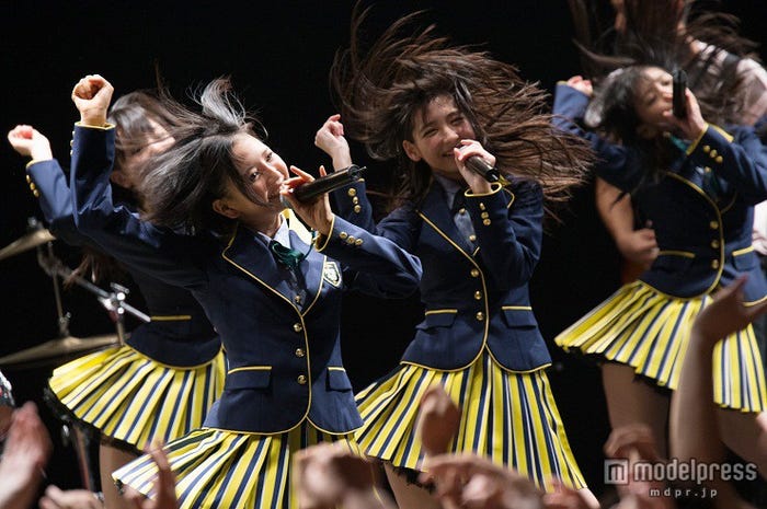 激しく首を振るHKT48(C)AKS