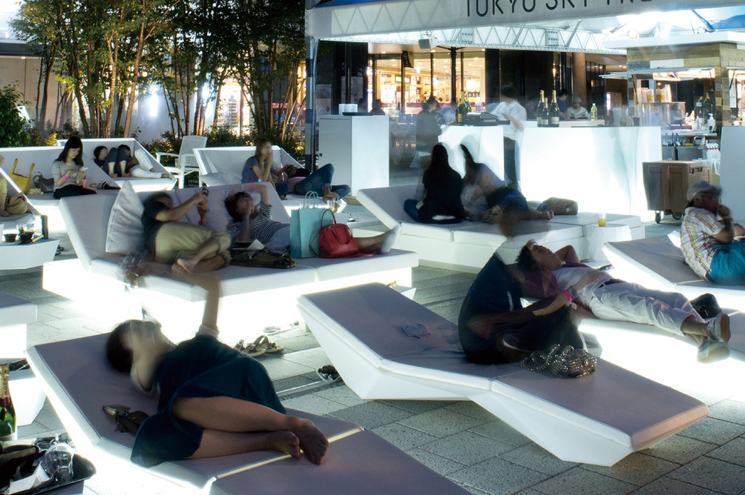 寝転がって飲むビールが最高!東京スカイツリーで「見上げるビアガーデン2018」