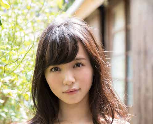 “スー女”山根千佳、美谷間チラリ&透明白肌で魅了