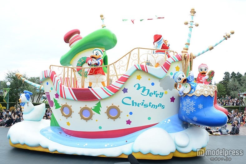 「ディズニー・クリスマス・ストーリーズ」ドナルドの船「ミス・デイジー号」のフロート