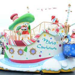 「ディズニー・クリスマス・ストーリーズ」ドナルドの船「ミス・デイジー号」のフロート