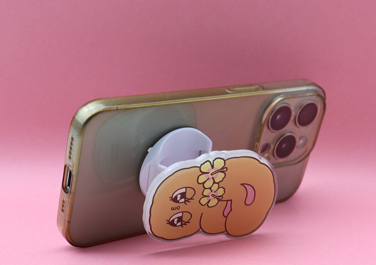 スマホグリップを立ててスマホスタンドとして使用している側面