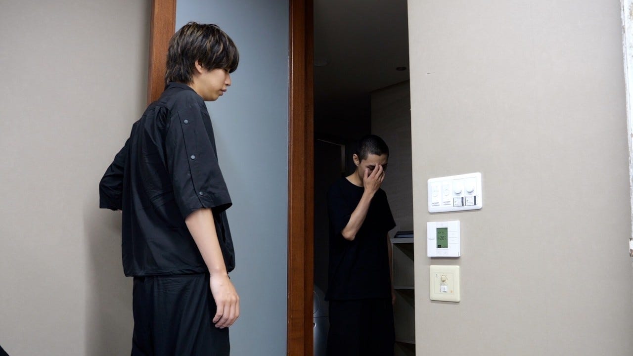 はじめしゃちょーが「家を出てってもらいます。」と報告
